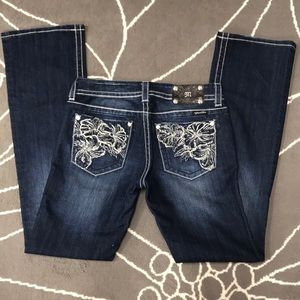 MISS ME BOOT CUT JEANS-FLORAL DESIGN ON POCKETS👖